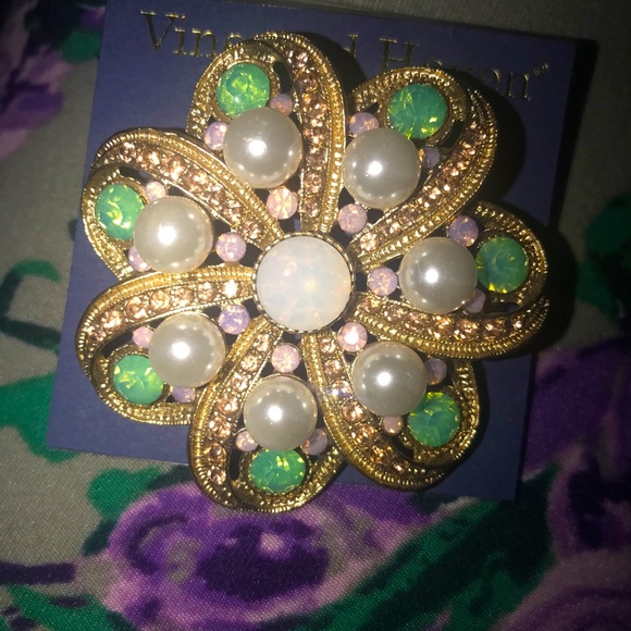 VINEYARD HAVEN brooch. Pearls and crystals. - Picture 1 of 5